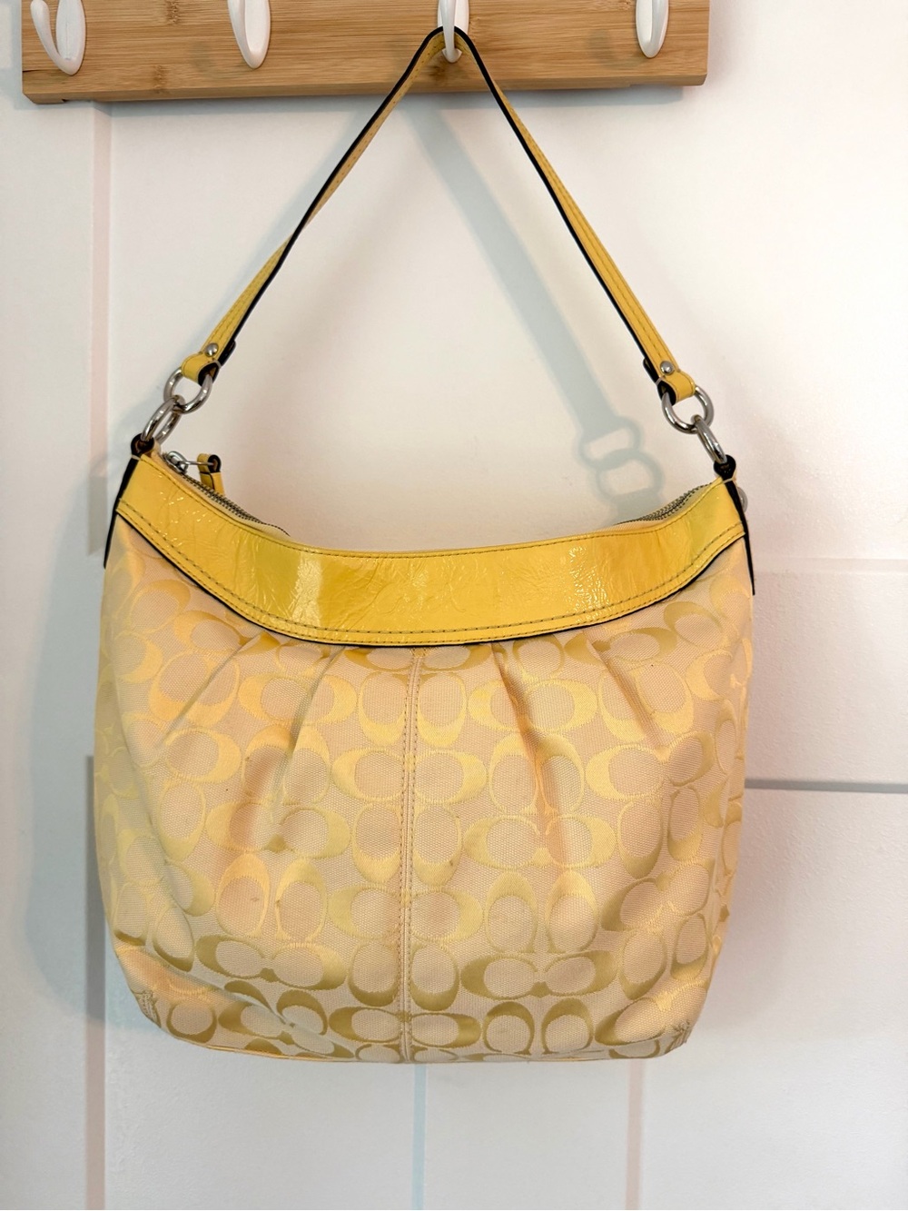 Coach Ashley Hippie Hobo
Handbag Shoulder Bag F13744
Yellow C Logo Purse Tan
Che